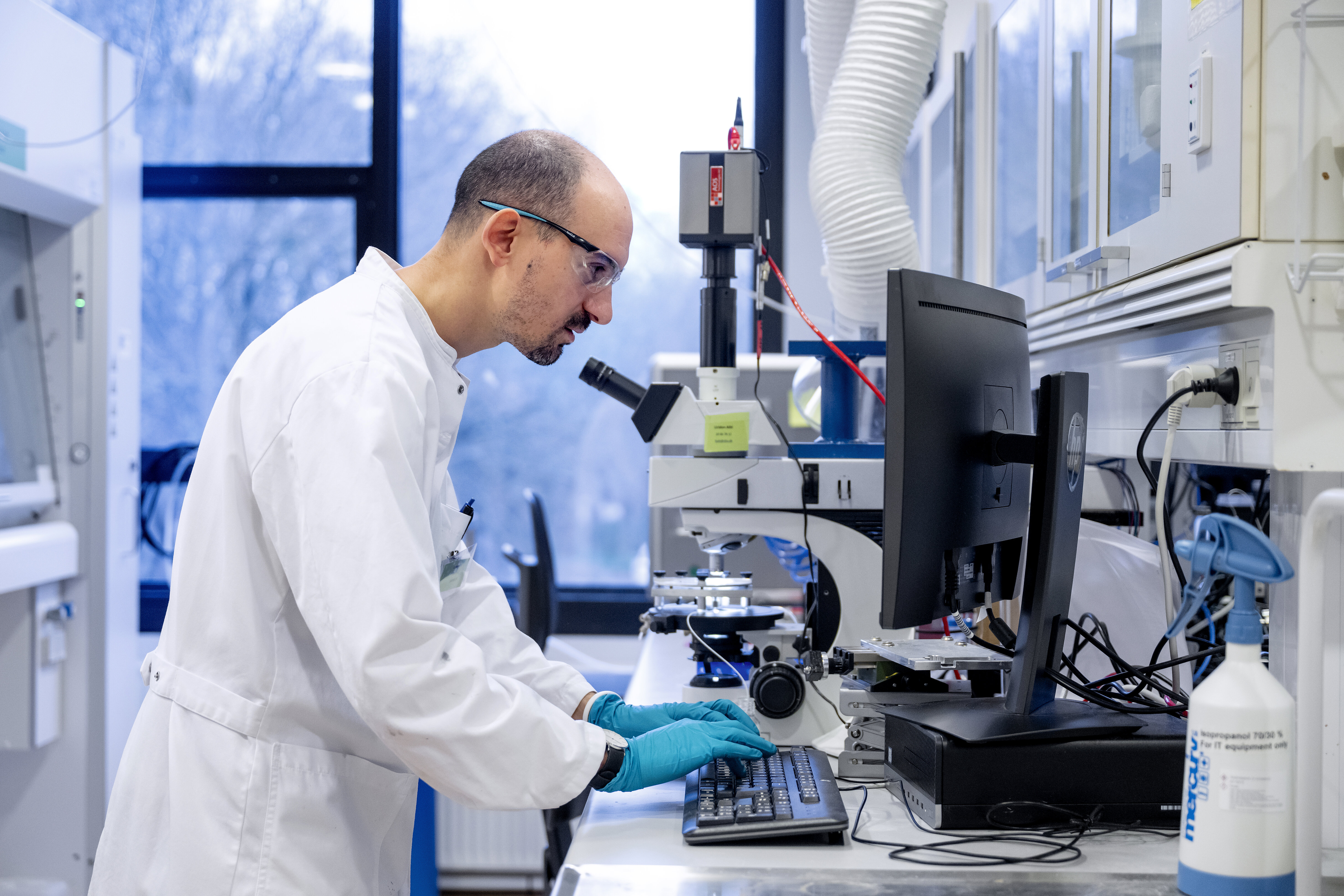 Liridon Aliti in the lab at DTU Offshore
