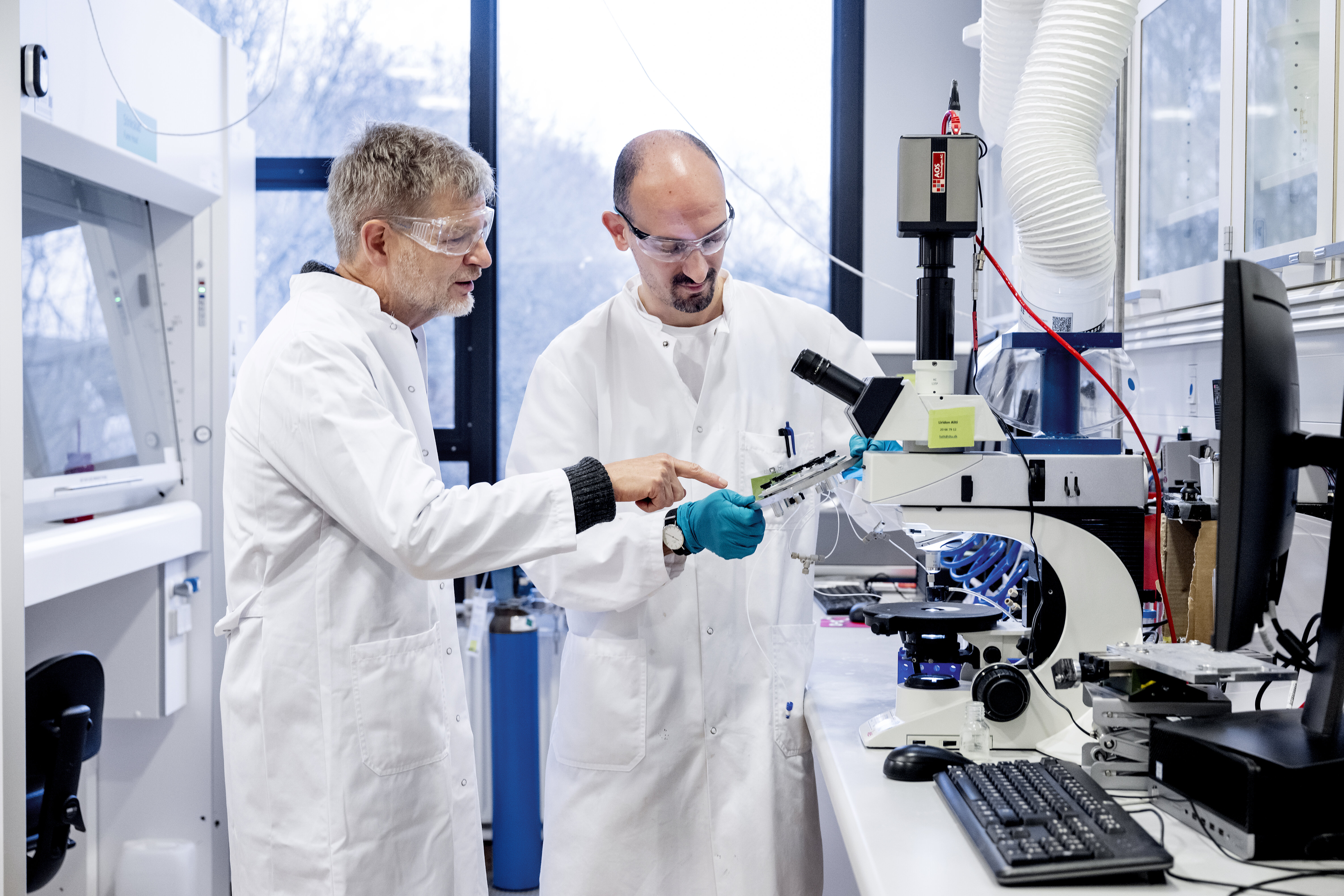 Liridon Aliti and Simon I. Andersen in the lab at DTU Offshore